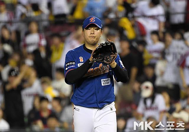 2024년 9월 6일 서울 잠실구장에서 ‘2024 프로야구’ 한화 이글스와 LG 트윈스의 경기가 열렸다. 8회말 2사 1,2루에서 LG 오지환을 땅볼 처리한 한화 한승혁. 사진=천정환 기자