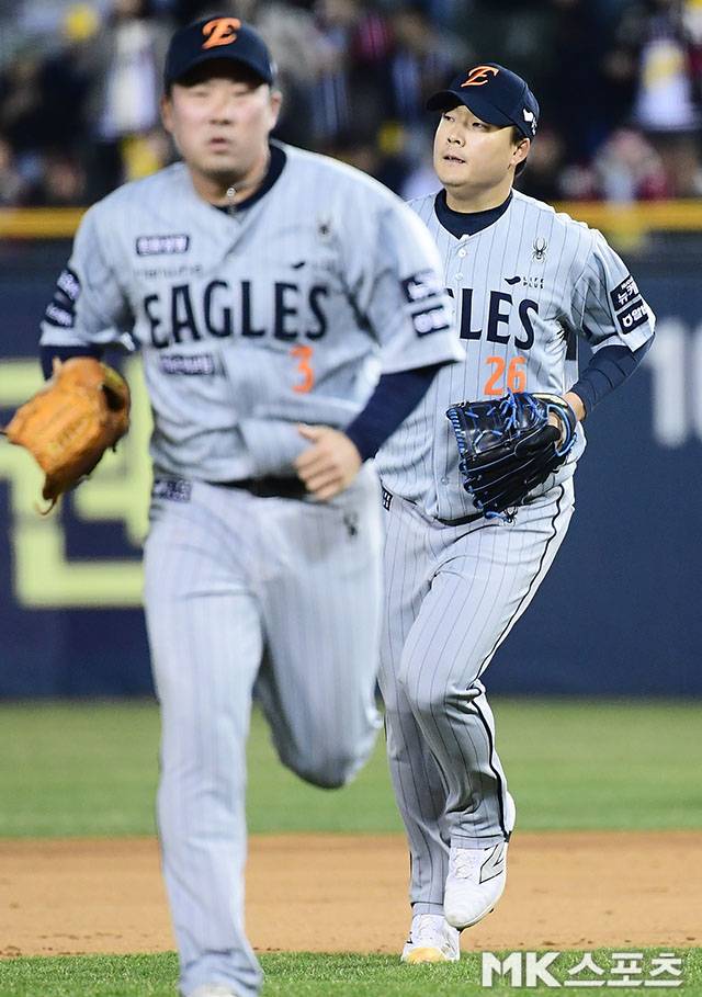 3월 27일 오후 서울 잠실구장에서 ‘2025 신한 SOL뱅크 KBO 리그’ 한화 이글스와 LG 트윈스 경기가 열렸다. 7회말 2사 1, 2루에 등판한 한화 한승혁이 LG 신민재를 내야땅볼 처리한 후 더그아웃으로 향하고 있다. 사진=김영구 기자