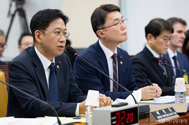 (서울=뉴스1) 유승관 기자 = 배경훈 부총리 겸 과학기술정보통신부 장관(왼쪽)이 17일 서울 여의도 국회 과학기술정보방송통신위원회에서 열린 쿠팡 개인정보 유출 사고 관련 청문회에서 의원 질의에 답하고 있다. 2025.12.17/뉴스1 Copyright (C) 뉴스1. All rights reserved. 무단 전재 및 재배포, AI학습 이용 금지. /사진=(서울=뉴스1) 유승관 기자