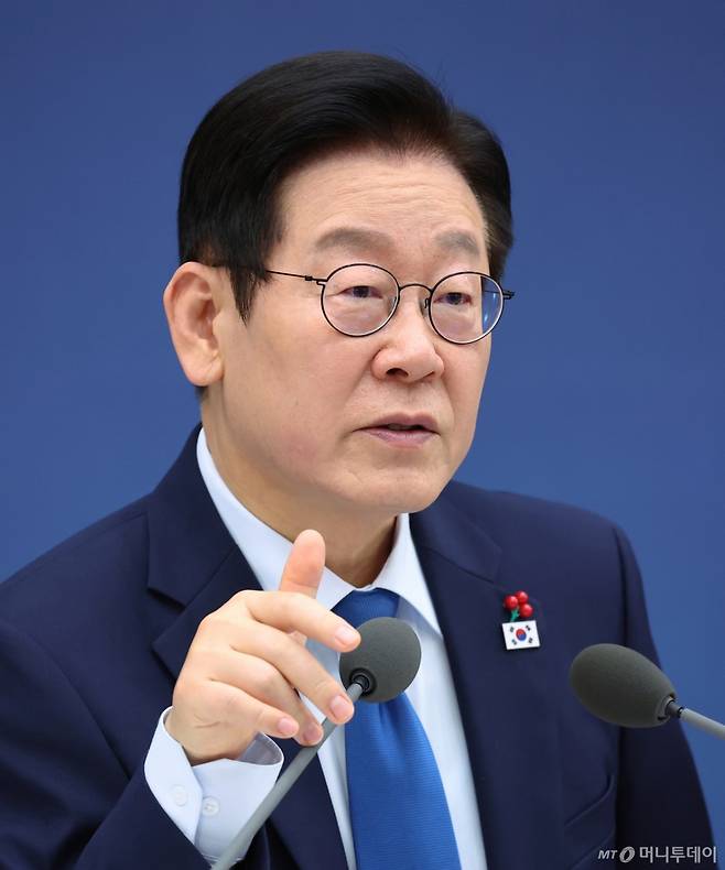 [세종=뉴시스] 최동준 기자 = 이재명 대통령이 17일 세종시 정부세종컨벤션센터에서 열린 산업통상부·지식재산처·중소벤처기업부 업무보고에서 발언하고 있다. (대통령실통신사진기자단) 2025.12.17. photocdj@newsis.com /사진=