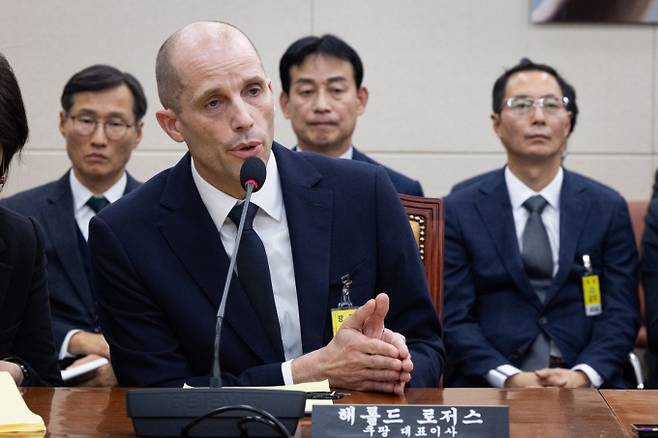 해롤드 로저스 쿠팡 임시 대표가 17일 서울 여의도 국회 과학기술정보방송통신위원회에서 열린 쿠팡 개인정보 유출 사고 관련 청문회에서 의원 질의에 답하고 있다. 왼쪽부터 조용우 쿠팡 국회·정부 담당 부사장, 로저스 대표, 민병기 쿠팡 대외협력 총괄 부사장, 김명규 쿠팡이츠서비스 대표. /사진=뉴스1 유승관 기자