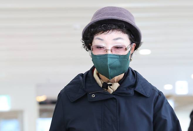 양평 공흥지구 개발 특혜 의혹과 관련해 김건희 여사의 모친 최은순씨가 지난달 4일 서울 광화문 KT 빌딩에 마련된 김건희특검 사무실에 피의자 신분으로 출석하고 있다. [연합]