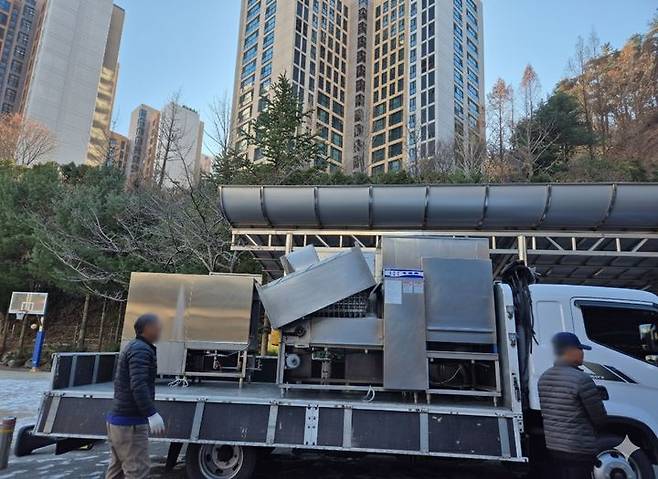 [용인=뉴시스]불용물품 매각 모습(사진=용인교육지원청 제공)2025.12.17.photo@newsis.com *재판매 및 DB 금지