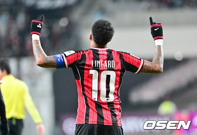 [OSEN=서월월드컵경기장, 박준형 기자] 10일 오후 서울월드컵경기장에서 2025~2026시즌 아시아축구연맹(AFC) 챔피언스리그 엘리트(ACLE) 리그 스테이지 FC서울과 멜버른 시티의 경기가 진행됐다.FC서울은 (2승 2무 1패 승점 8)로 4위이며, 승점 1점 차로 2위에 있는 멜버른 시티(3승 2패 승점 9점)를 상대로 승리할 경우 2위로 올라설 수 있다.전반 FC서울 린가드가 선제골을 넣고 세리머니를 하고 있다. 2025.12.10 / soul1014@osen.co.kr