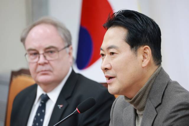 ▲국민의힘 장동혁 대표가 16일 국회에서 제프 로빈슨 주한호주대사를 만나 인사말하고 있다. ⓒ연합뉴스