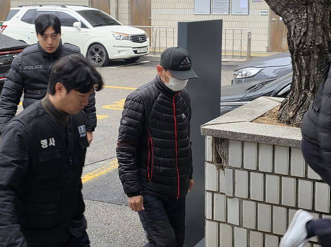 지난 16일 경기도 의정부시 가능동 의정부지방법원에서 특수상해 혐의로 구속영장이 청구된 40대 남성이 구속 전 피의자 심문을 위해 법정으로 이동하고 있다. 의정부=연합뉴스