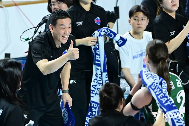 위로할 위(慰) - 여오현 IBK기업은행 감독.  한국배구연맹 제공