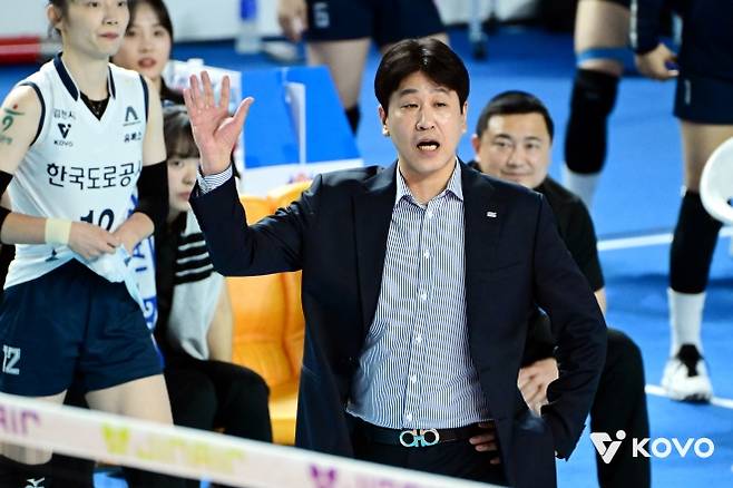 기다릴 대(待) - 김종민 한국도로공사 감독.  한국배구연맹 제공
