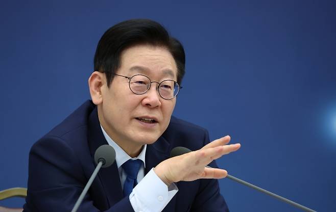 이재명 대통령이 17일 세종시 정부세종컨벤션센터에서 열린 기후에너지환경부(기상청)·원자력안전위원회 업무보고에서 김성환 기후에너지환경부 장관에게 양수발전의 효율성 관련 질문을 하고 있다. 대통령실통신사진기자단 2025.12.17. 뉴시스