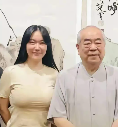 중국을 대표하는 거장 화가 중 한 명인 판쩡(87)이 50세 연하의 아내와 득남 소식을 알리면서, 기존 자녀들과는 모든 관계를 끊겠다고 공식 선언해 눈길을 끌고 있다. 웨이보