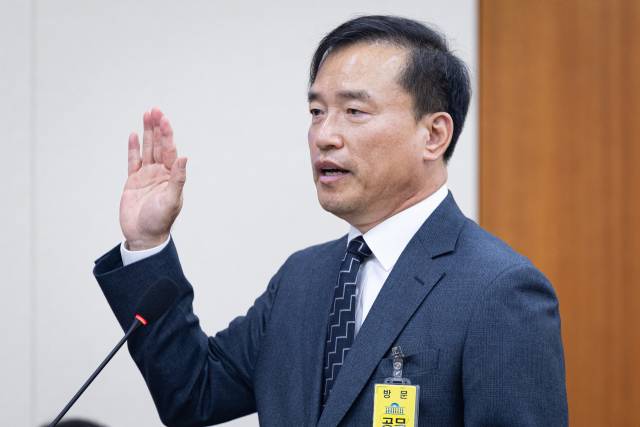 김종철 방송미디어통신위원회 위원장 후보자가 16일 서울 여의도 국회에서 열린 인사청문회에 출석해 선서하고 있다. 뉴스1