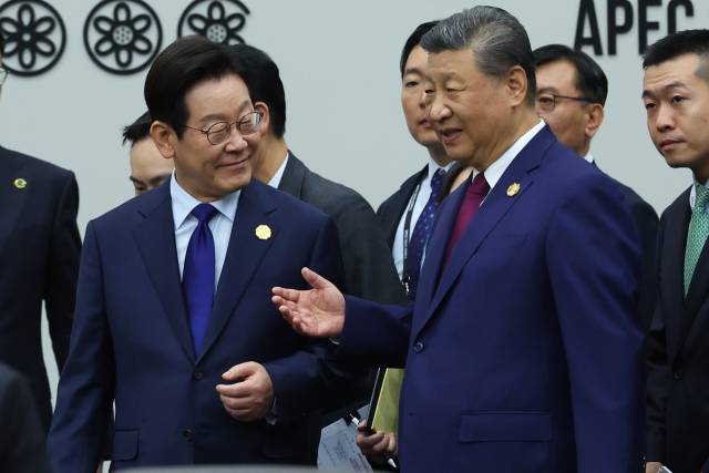 이재명 대통령이 지난 10월 31일 경북 경주화백컨벤션센터(HICO)에서 열린 아시아태평양경제협력체(APEC) 정상회의 제1세션에서 시진핑 중국 국가주석과 대화하고 있다. 연합뉴스