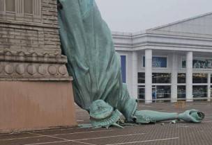 브라질 구아이바에서 15일(현지시간) ‘자유의 여신상’ 복제품이 쓰러져 있다. X(엑스, 구 트위터) 갈무리