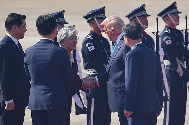 지난 10월29일 경주 APEC을 계기로 국빈 방한한 도널드 트럼프 미국 대통령이 부산 김해국제공항에 도착해 강경화 주미한국대사, 조현 외교부 장관 등과 인사하고 있다. ⓒ연합뉴스