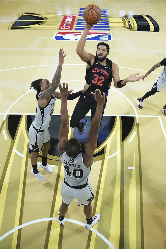 뉴욕 콜 앤서니 타운스(오른쪽 위)가 17일(한국시간) 라스베이거스 T모바일센터에서 열린 샌안토니오와 NBA컵 결승전 도중 상대 수비 2명을 피해 플로터를 시도하고 있다. 라스베이거스(미 네바다주)|AP뉴시스