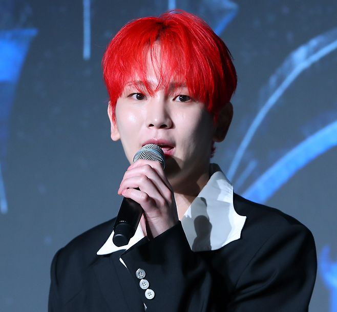 [서울=뉴시스] 김혜진 기자 = 그룹 샤이니 키가 11일 오후 서울 광진구 풀만 앰배서더 서울 이스트폴에서 열린 세 번째 정규앨범 ‘HUNTER(헌터)’ 발매 기념 기자간담회에서 인사말을 하고 있다. 2025.08.11. jini@newsis.com