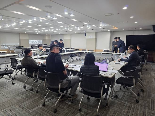 프로농구 10개 구단의 사무국장들이 16일 서울 KBL 센터에서 열린 사무국장 회의를 앞두고 대화를 나누고 있다. 황민국 기자
