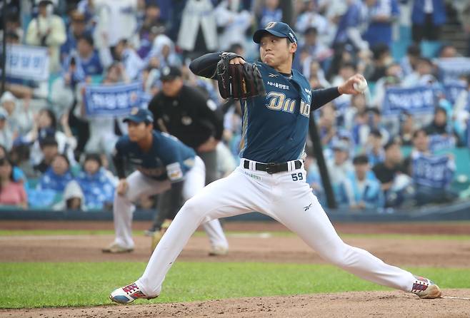 NC 구창모가 지난 10월 6일 와일드카드 결정 1차전 선발 등판해 투구하고 있다. 연합뉴스