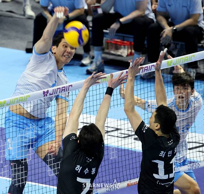 [한번에쓱]'소문난 잔치1-2위전이었건만' 현대캐피탈 3-0셧아웃시킨 대한항공