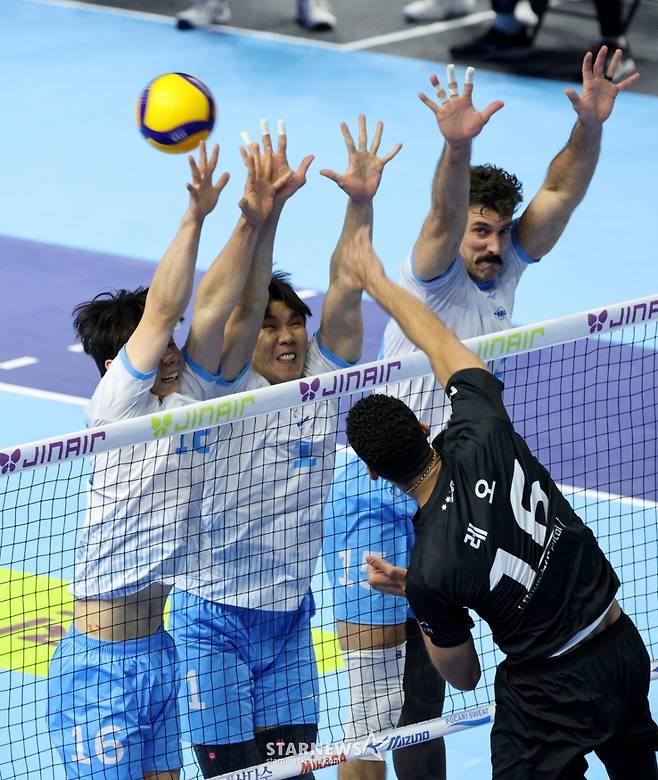 [한번에쓱]'소문난 잔치1-2위전이었건만' 현대캐피탈 3-0셧아웃시킨 대한항공