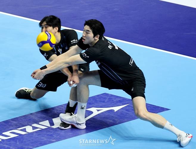 [한번에쓱]'소문난 잔치1-2위전이었건만' 현대캐피탈 3-0셧아웃시킨 대한항공