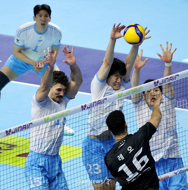 [한번에쓱]'소문난 잔치1-2위전이었건만' 현대캐피탈 3-0셧아웃시킨 대한항공