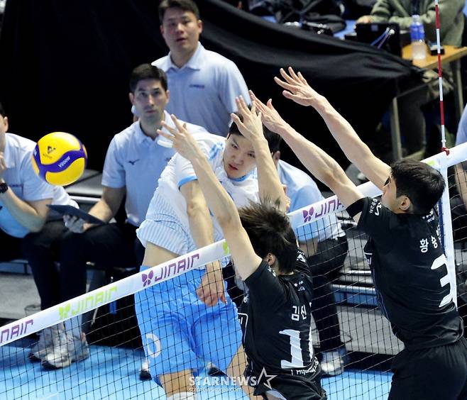 [한번에쓱]'소문난 잔치1-2위전이었건만' 현대캐피탈 3-0셧아웃시킨 대한항공