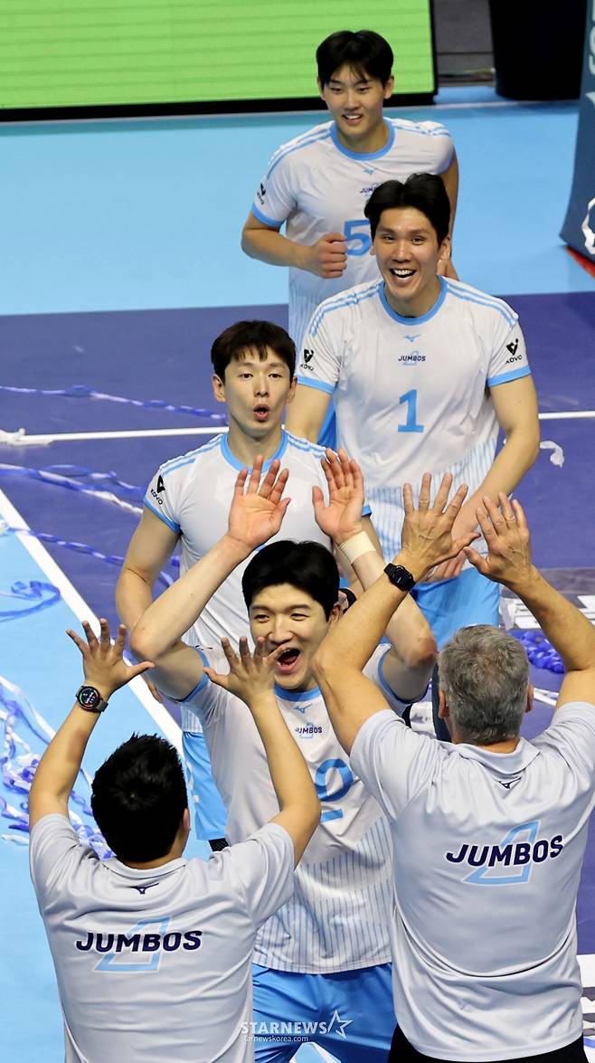 [한번에쓱]'소문난 잔치1-2위전이었건만' 현대캐피탈 3-0셧아웃시킨 대한항공