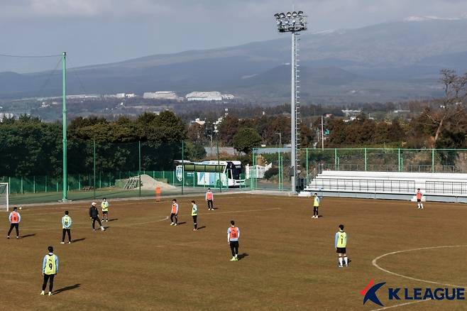 지난 1월 제주서귀포시민축구장에서 훈련 중인 천안시티 선수들. /사진=한국프로축구연맹 제공