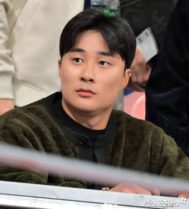 애틀랜타 브레이브스와 단년계약을 맺은 김하성이 애슬레틱스로부터 4년짜리 다년계약을 제시받았다는 사실이 밝혀졌다. 현지 매체 '디 애슬레틱'의 켄 로젠탈 기자는 17일(한국시간) '애슬레틱스가 김하성에게 4년 4800만 달러(약 710억 4500만원) 다년 계약을 제안했다'고 알렸다. 또 다른 매체 'MLB트레이드루머스(MLBTR)'에 따르면, 애슬레틱스는 이번 FA 시장에서 주전 유격수가 아닌 2루수나 3루수 보강을 노리고 있다. 엑스포츠뉴스 DB