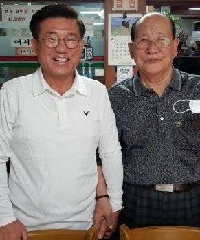 생전의 고인(오른쪽)과 매니저 송동호씨 [송동호 승진완구 대표 제공]
