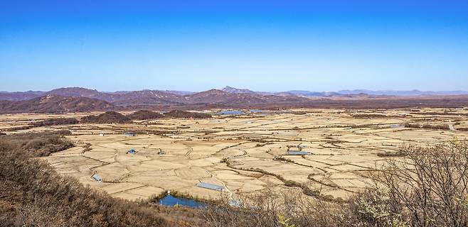 용암대지인 철원평야. 서쪽에 백마고지가 서 있고, 멀리 북녘 땅이 보인다.[사진/임헌정 기자]