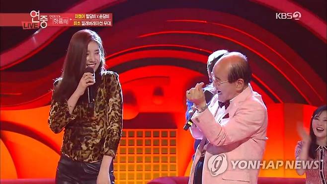 '할담비'-손담비 듀엣 무대 (서울=연합뉴스) 가수 손담비의 히트곡 '미쳤어' 무대를 선보여 폭발적인 화제를 낳은 지병수(77·사회복지관 자원봉사) 할아버지가 KBS 2TV '연예가중계'에서 가수 손담비와 함께 무대에서 춤을 추고 있다. 2019.3.29 [KBS 제공] photo@yna.co.kr