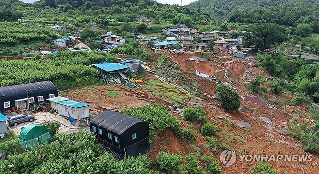 산청 생비량면 마을 매몰 지난 7월 21일 경남 산청군 생비량면 상능로 산기슭에 위치한 일대 마을이 최근 발생한 집중호우·산사태 여파로 매몰돼 있다. 일부 주택은 흙과 잔해 위에 눕혀지고, 일부는 완전히 매몰돼 지붕만 보이는 등 마을 기능이 마비된 모습이다. [연합뉴스 자료사진]