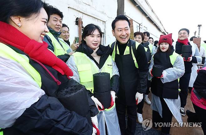 청년과 함께 따뜻한 겨울나기 연탄배달 봉사 (고양=연합뉴스) 김병만 기자 = 국민의힘 장동혁 대표가 17일 경기 고양시 화전마을에서 열린 청년과 함께 따뜻한 겨울나기 연탄배달 봉사에서 기념 촬영하고 있다. 2025.12.17 [공동취재] kimb01@yna.co.kr