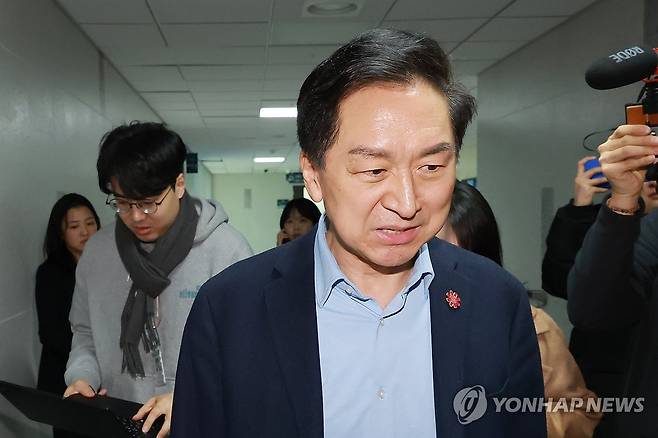 국회의원회관 사무실 도착한 김기현 의원 (서울=연합뉴스) 신현우 기자 = 김건희특검이 '로저비비에 클러치백 수수 의혹'과 관련해 국민의힘 김기현 의원실과 자택 등에 대해 압수수색에 착수한 17일 국회의원회관 내 사무실에 김 의원이 도착하고 있다. 2025.12.17 nowwego@yna.co.kr