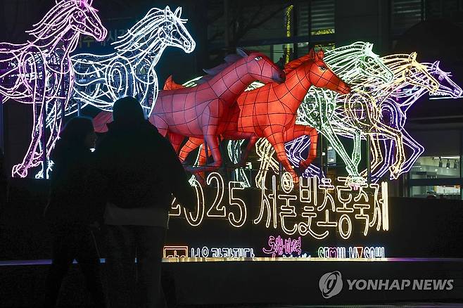 하루 앞으로 다가온 2025 서울빛초롱축제 (서울=연합뉴스) 윤동진 기자 = 2025 서울빛초롱축제 개막을 하루 앞둔 11일 서울 청계천에 다양한 등이 밤을 밝히고 있다. 2025.12.11 mon@yna.co.kr