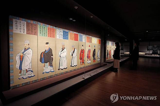 국립고궁박물관, '천년을 흘러온 시간:일본의 궁정문화' 특별전 (서울=연합뉴스) 임화영 기자 = 17일 서울 종로구 국립고궁박물관에서 열린 개관 20주년·한일국교정상화 60주년 특별전 '천년을 흘러온 시간:일본의 궁정문화' 개막 언론간담회에서 '궁정 정전을 장식한 장지문의 그림을 그린 병풍'이 전시돼있다. 
    특별전에서는 도쿄국립박물관이 소장한 일본의 궁정문화 관련 회화·공예·복식·악기 등 39점을 만나볼 수 있으며 오는 18일부터 26년 2월 22일까지 진행된다. 2025.12.17 hwayoung7@yna.co.kr