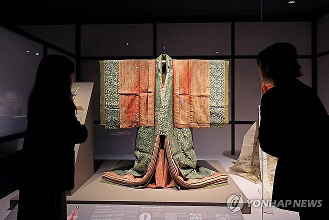 국립고궁박물관, '천년을 흘러온 시간:일본의 궁정문화' 특별전 (서울=연합뉴스) 임화영 기자 = 17일 서울 종로구 국립고궁박물관에서 열린 개관 20주년·한일국교정상화 60주년 특별전 '천년을 흘러온 시간:일본의 궁정문화' 개막 언론간담회에서 '일본 궁정 여성 복식 '이 전시돼있다. 
    특별전에서는 도쿄국립박물관이 소장한 일본의 궁정문화 관련 회화·공예·복식·악기 등 39점을 만나볼 수 있으며 오는 18일부터 26년 2월 22일까지 진행된다. 2025.12.17 hwayoung7@yna.co.kr