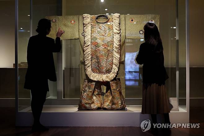 국립고궁박물관, '천년을 흘러온 시간:일본의 궁정문화' 특별전 (서울=연합뉴스) 임화영 기자 = 17일 서울 종로구 국립고궁박물관에서 열린 개관 20주년·한일국교정상화 60주년 특별전 '천년을 흘러온 시간:일본의 궁정문화' 개막 언론간담회에서 '궁정 무용 '귀덕'의 복식'이 전시돼 있다. 
    특별전에서는 도쿄국립박물관이 소장한 일본의 궁정문화 관련 회화·공예·복식·악기 등 39점을 만나볼 수 있으며 오는 18일부터 26년 2월 22일까지 진행된다. 2025.12.17 hwayoung7@yna.co.kr