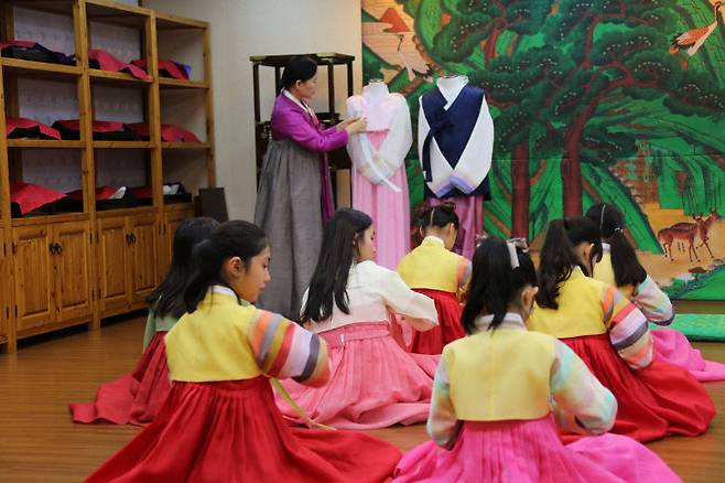 한국효문화진흥원과 체험중심 인성교육을 진행했다. 사진은 올해 진행한 '세대공감 효·인성 체험 캠프' 모습 (사진=대전교육청 제공)