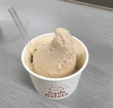지바산즈 직영 아이스크림 가게에서 파는 흙마늘 아이스크림. /사진=이은지 기자