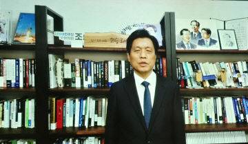 조승래 국회의원이 영상축사하고 있다.