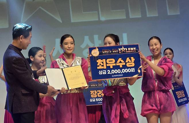 최우수상을 수상한 CDP 팀이 한기온 회장에게 장학금 200 만원을 받고 있다.