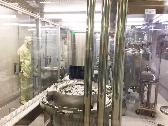 위에서부터 선박 내장재 기술을 활용한 비아이피의 매표소, 세계 시장 점유율 1위를 차지하고 있는 태광의 관이음쇠, 국내 1위 점안재를 생산 중인 대우제약 공장. 각 사 제공