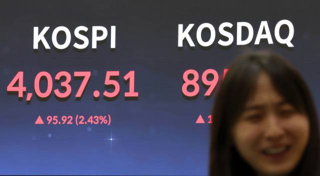 코스피가 사상 첫 4000을 돌파한 지난 10월 서울 한국거래소 홍보관에 코스피 지수가 표시돼 있다./연합뉴스/