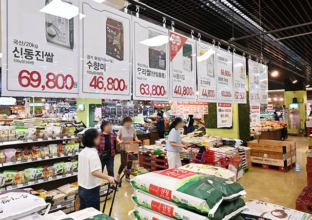 지난 9월 창원시 성산구 남창원농협 농수산물 종합유통센터에서 고급 쌀(20㎏)이 6만9800원에 판매되고 있다./경남신문DB/