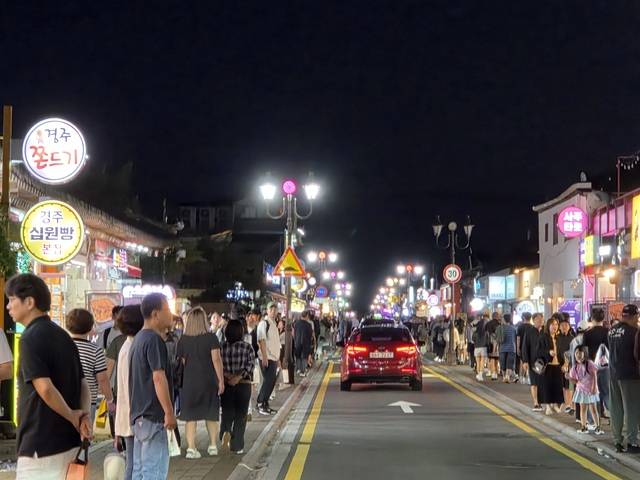 경주 핫플레이스로 떠오르며 야간에도 청년들이 즐겨 찾는 황리단길 야경. 강시일 기자