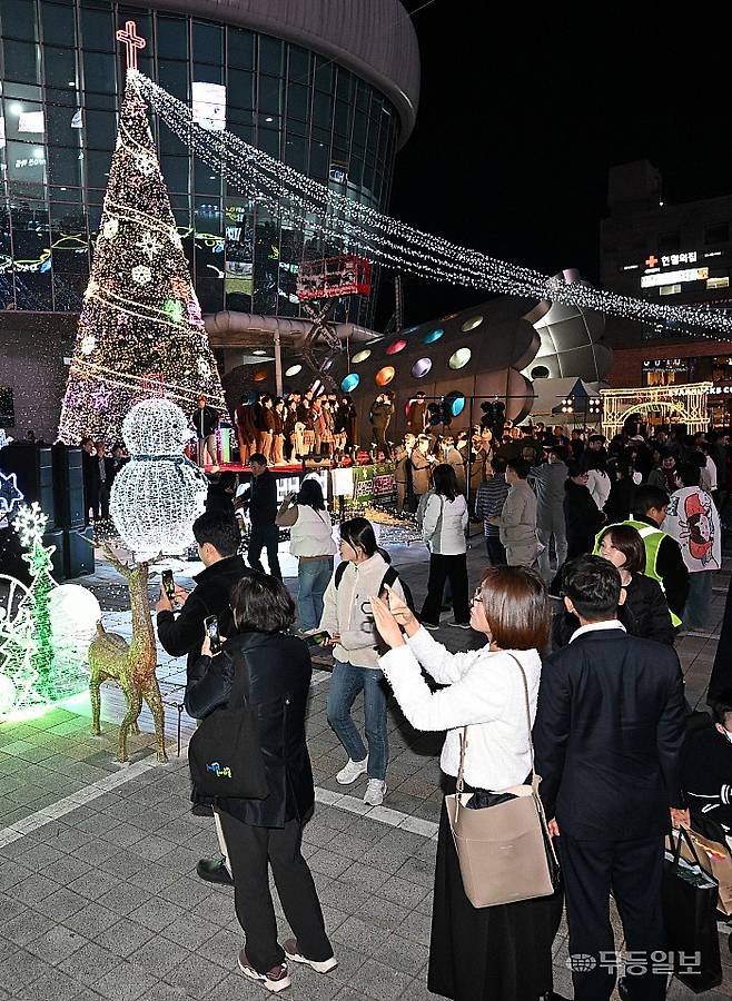 15일 광주송정역 광장에 성탄을 축하하는 크리스마스트리가 점화돼 연말 나눔과 사랑, 화합의 분위기를 선사하고 있다. 크리스마스트리 점화식에는 광산구 기독교 교단협의회가 주관하고, 사회복지공동모금회, 광주송정역세권 발전 범시민운동본부, 주민 등이 함께 했다. 양광삼기자 ygs02@mdilbo.com