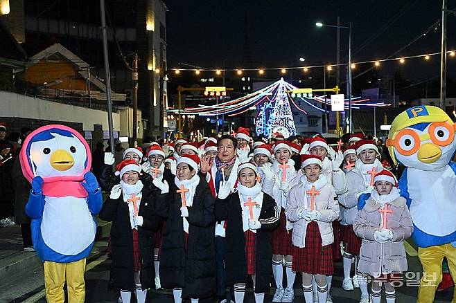 광주 남구 양림동에서 크리스마스 문화축제 거리 퍼레이드가 펼쳐지고 있다. 광주 남구 제공